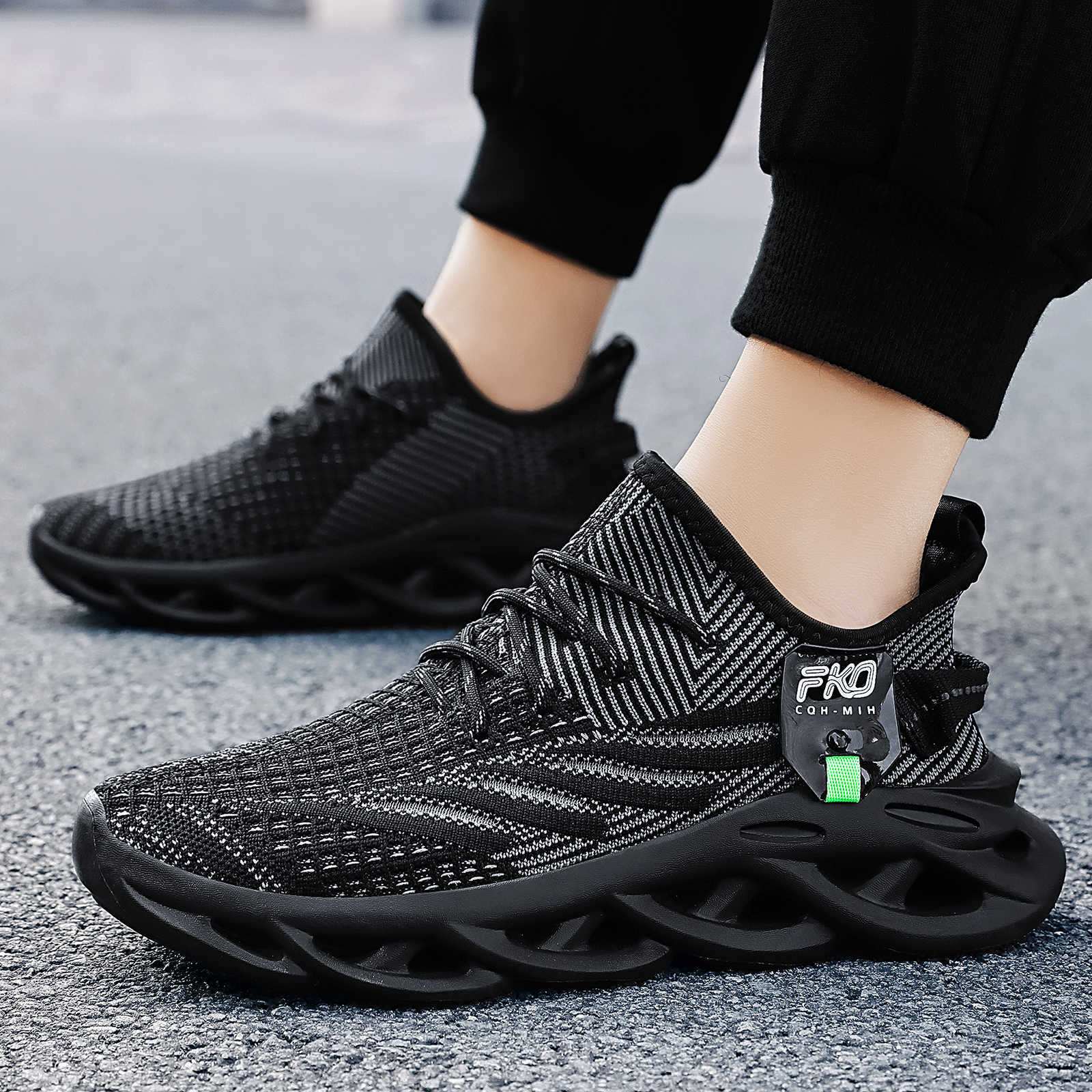 メンズ通気性ニットスニーカー、ブレードソール、ツイスト織りカ - Knit Fabric Lace Up Sneakers のレビューと価格